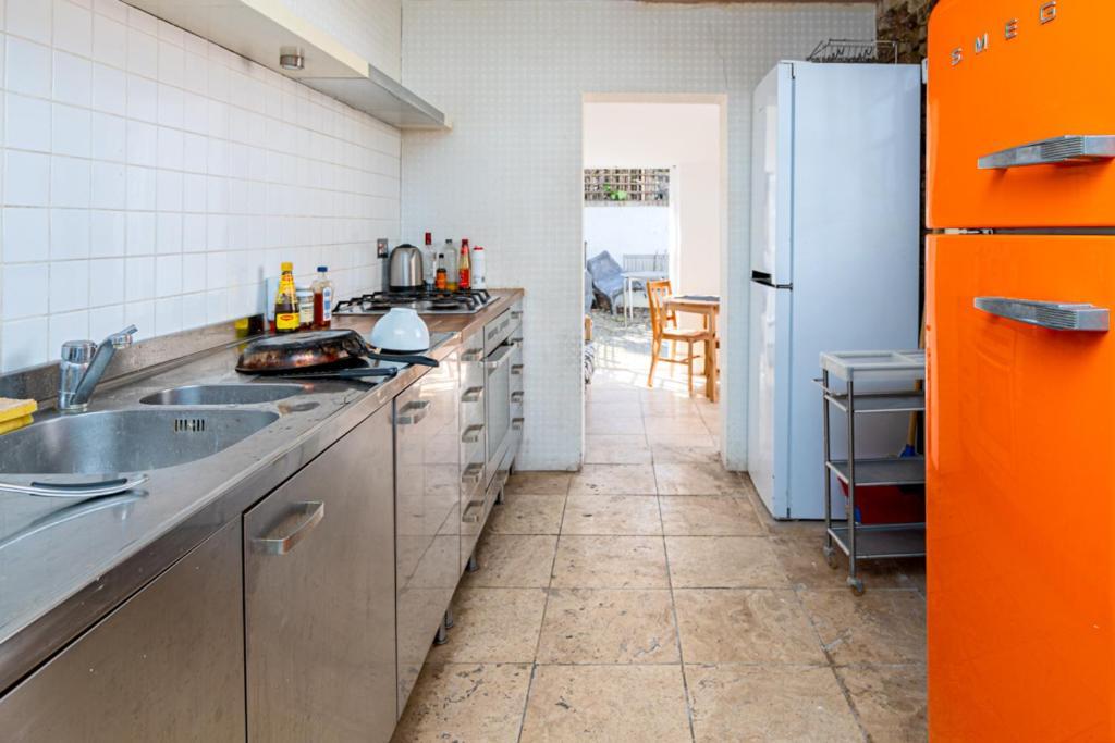 Guest house Bright Spacious Double Bedroom London